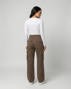 Damen tiefer geschnittene Workwear-Cargohose mit extra weitem Bein, überlappenden Klappfächern und Knieabsteppungen R&B