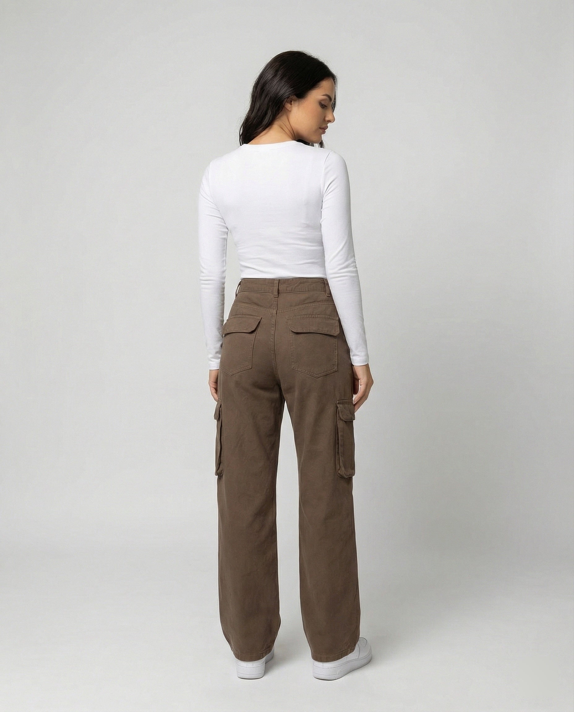 Damen tiefer geschnittene Workwear-Cargohose mit extra weitem Bein, überlappenden Klappfächern und Knieabsteppungen R&B