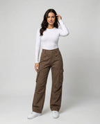 Damen tiefer geschnittene Workwear-Cargohose mit extra weitem Bein, überlappenden Klappfächern und Knieabsteppungen R&B