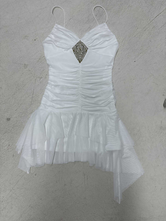 Damen Elegantes Abendkleid mit Rüschendetails und funkelndem Schmuck R&B