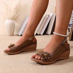 Damen Wedge-Sandaletten mit floralem Cut-Out-Design und komfortablem Fersenriemen R&B