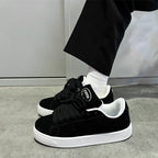 Damen Sneakers mit stilvollem Wildleder-Obermaterial und robuster Gummisohle R&B