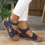 Damen Wedge-Sandalen mit dekorativen Blumenapplikationen und verstellbaren Riemen R&B