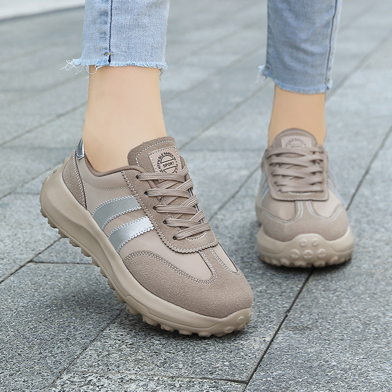 Damen nan retroorientierter City-Sneaker mit grobstolliger Laufsohle, gepolstertem Komfortfußbett und Wildlederbesatz R&B