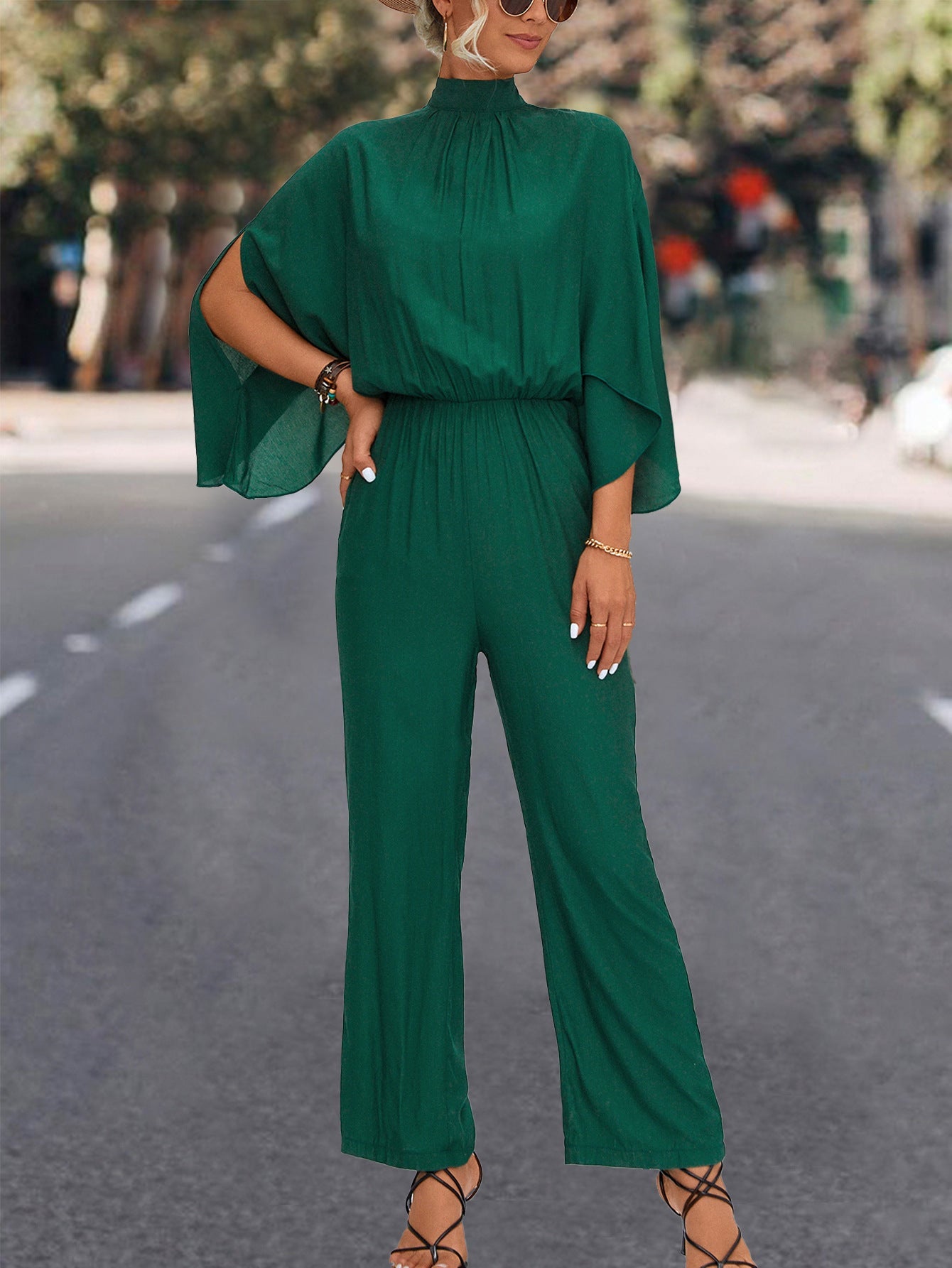 Damen Eleganter Jumpsuit mit fließendem Cape-Design und hochgeschlossenem Ausschnitt R&B