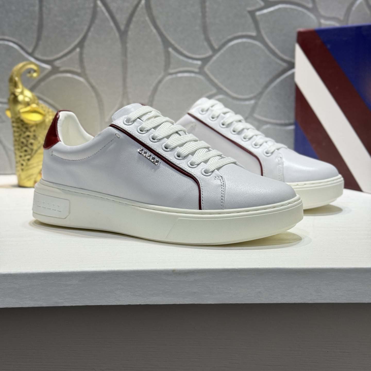 Damen Lifestyle Sneakers mit modischem Detail und gepolsterter Sohle R&B