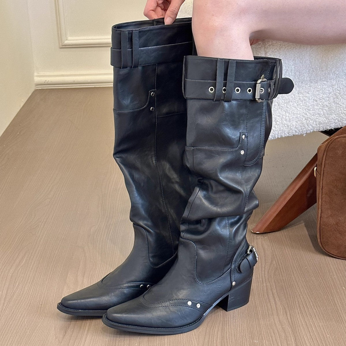 Damen kniehohe Stiefel mit robustem Absatz und stylishen Riemendetails R&B