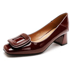 Damen elegante Lackleder-Pumps mit komfortablem Blockabsatz und dekorativer Schnalle