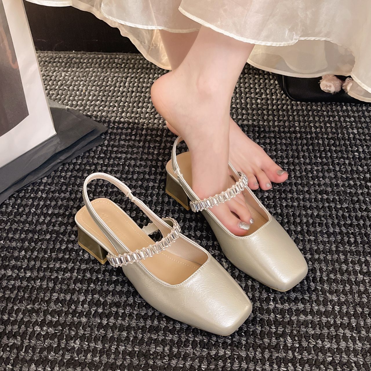 Damen Slingback-Pumps mit modischem Kettenriemen und detaillierter Blockabsatz EB