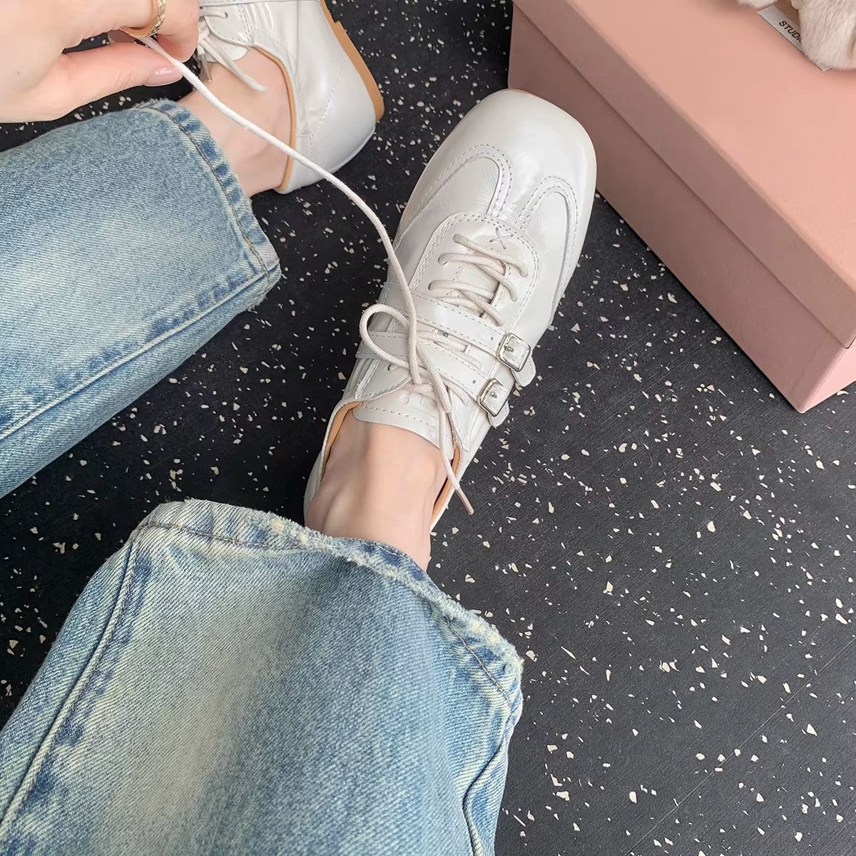 Damen modische Sneakers mit dekorativen Riemen und weichem Innenfutter R&B