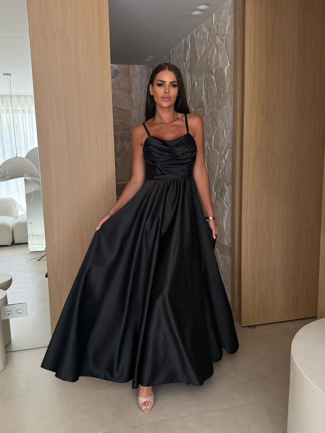 Damen Maxikleid mit elegantem Schlitz und fließendem Satinmaterial R&B