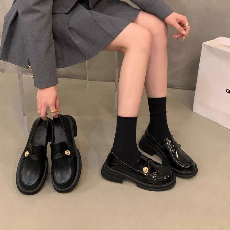 Damen elegante Lackleder-Mokassins mit goldener Schnallenverzierung R&B