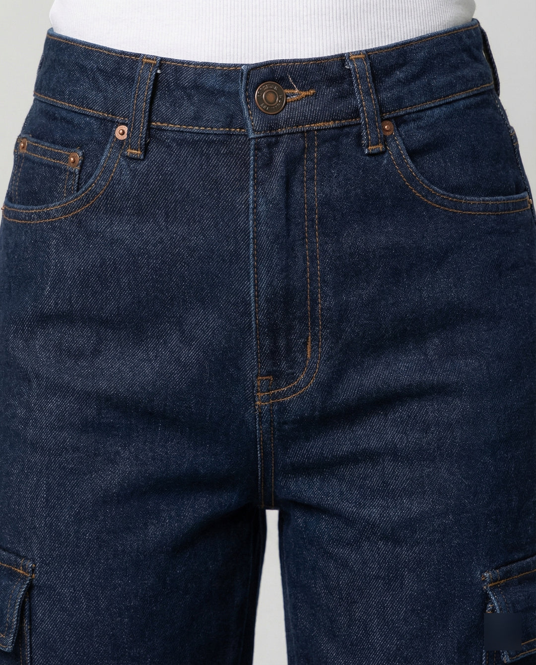 Damen nan hohes Taillen-Jeansmodell im Baggy-Palazzo-Schnitt mit Cargo-Klappentasche und formgebenden Abnähern R&B