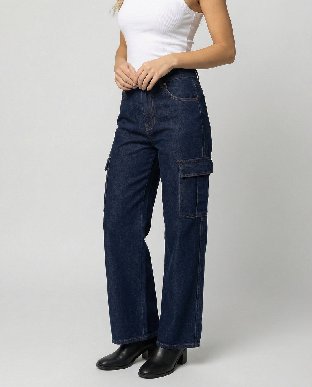 Damen nan hohes Taillen-Jeansmodell im Baggy-Palazzo-Schnitt mit Cargo-Klappentasche und formgebenden Abnähern R&B