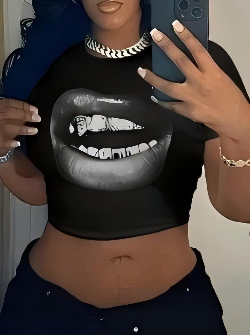 Damen Crop-Top mit künstlerischem Statement-Druck R&B