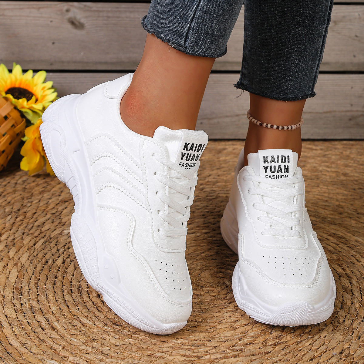 Damen Sportliche Sneakers mit luftiger Oberflächenstruktur und dämpfender Sohle R&B