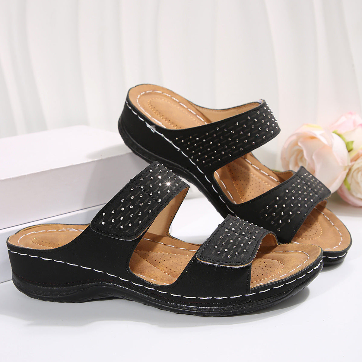 Damen Komfortable Sandalen mit dekorativen Strassdetails und anatomischem Fußbett R&B