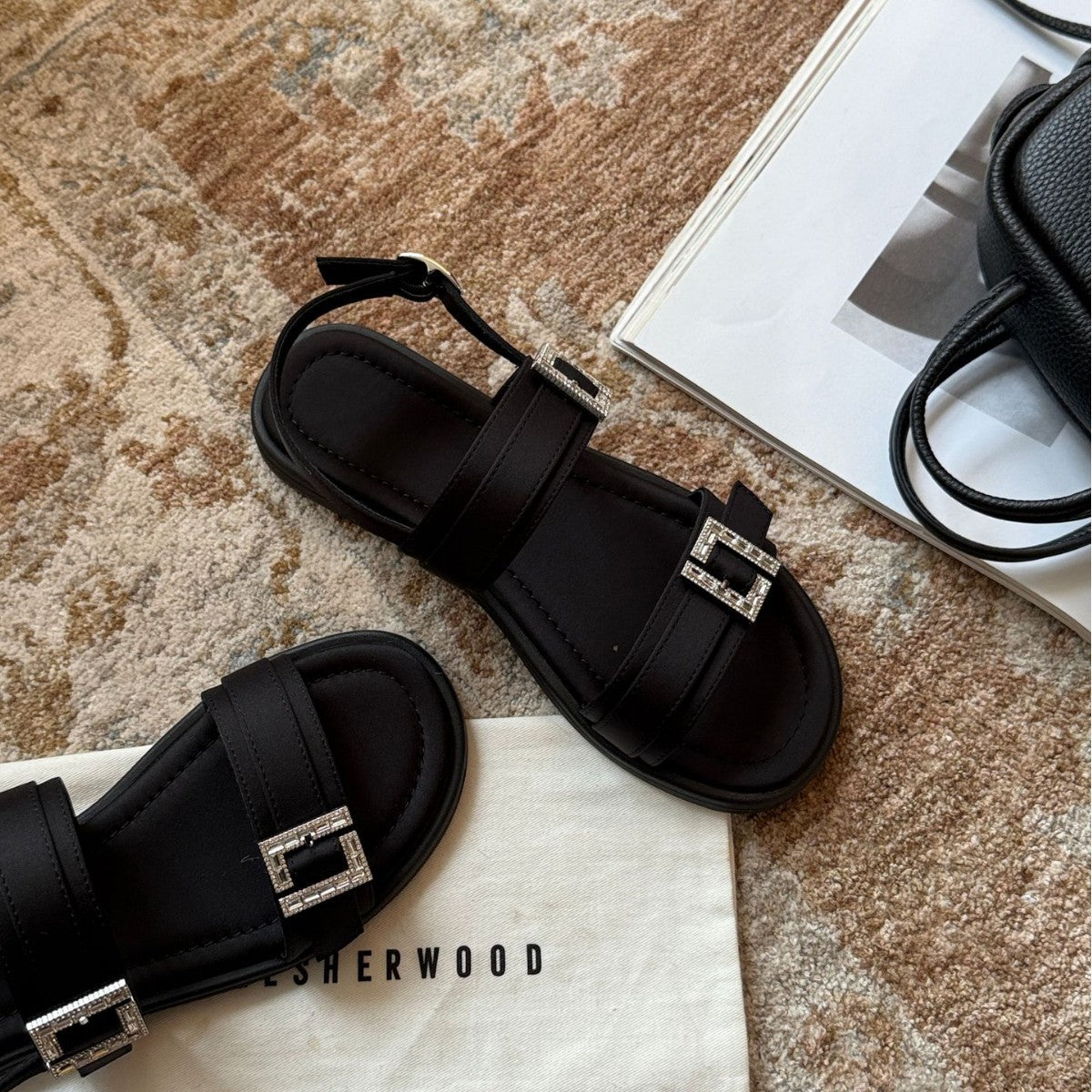 Damen modische Zehentrenner-Sandalen mit eleganten, verstellbaren Riemen und glitzernden Schnallen