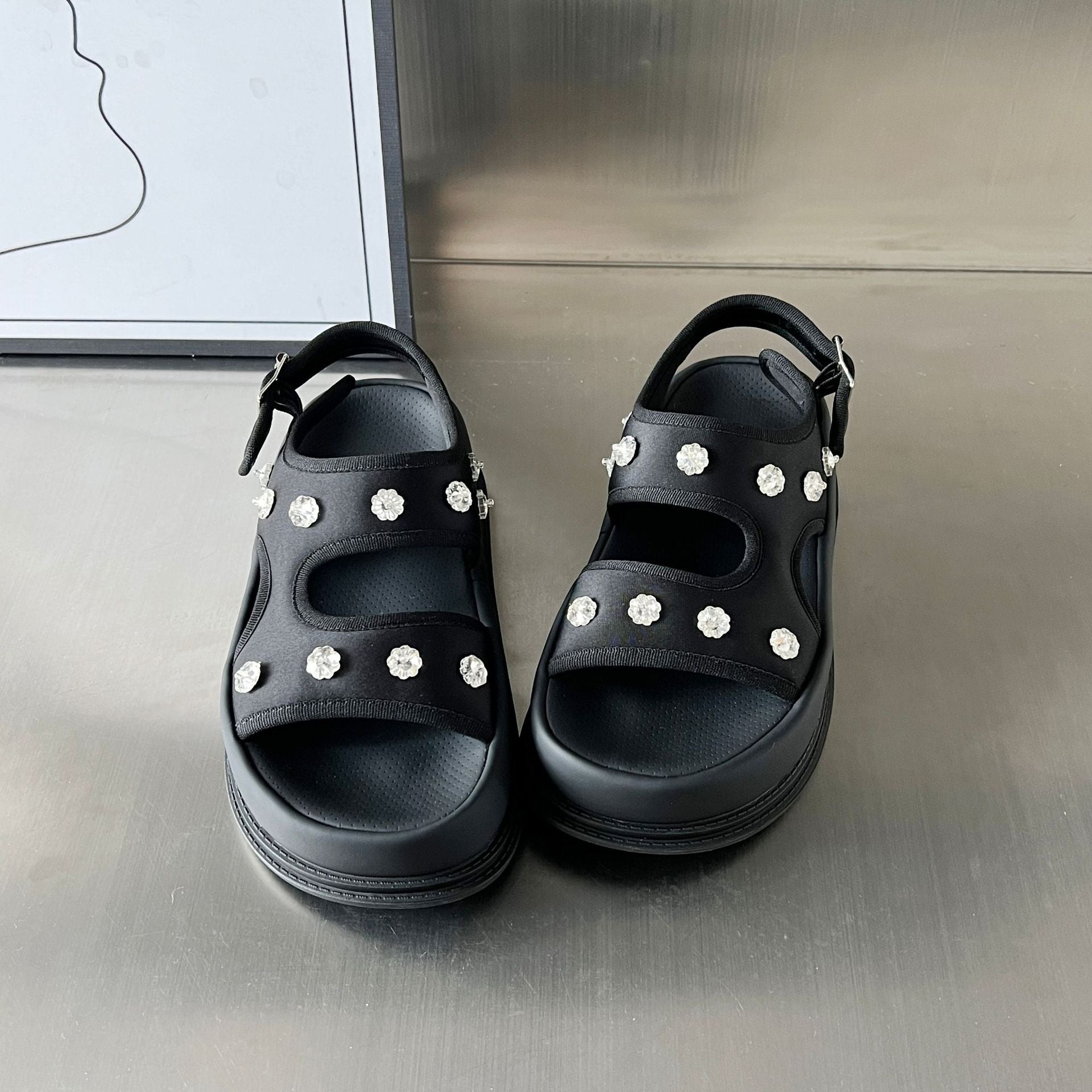 Damen modische Sandalen mit luxuriösen Verzierungen R&B