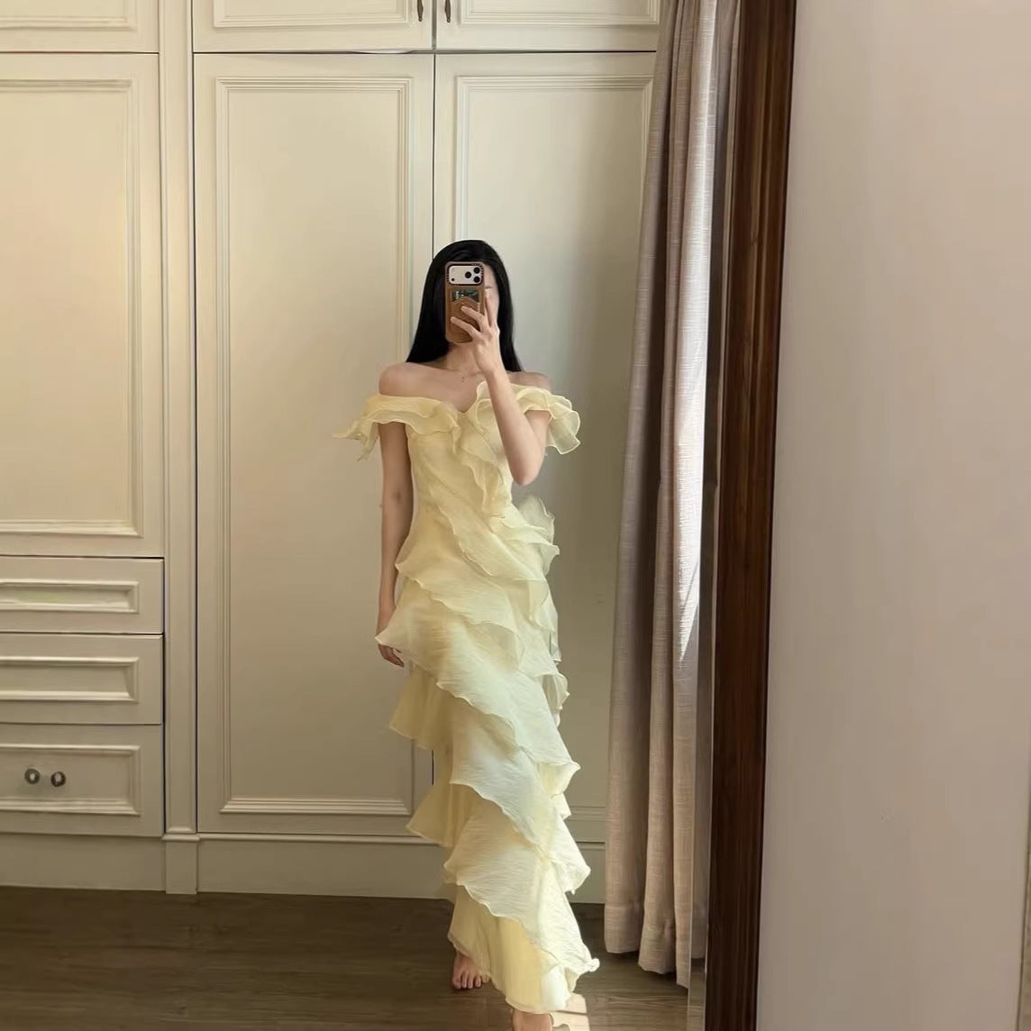 Damen Maxi-Kleid mit elegantem Wasserfall-Rüschendesign und off-shoulder Trägern R&B