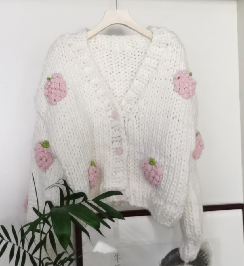 Damen Kuscheliger Strickjacke mit fröhlichem Erdbeermuster und Knopfdetails R&B