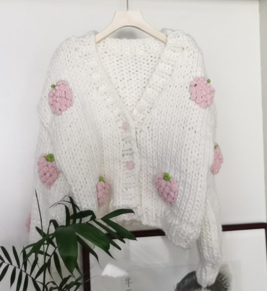 Damen Kuscheliger Strickjacke mit fröhlichem Erdbeermuster und Knopfdetails R&B