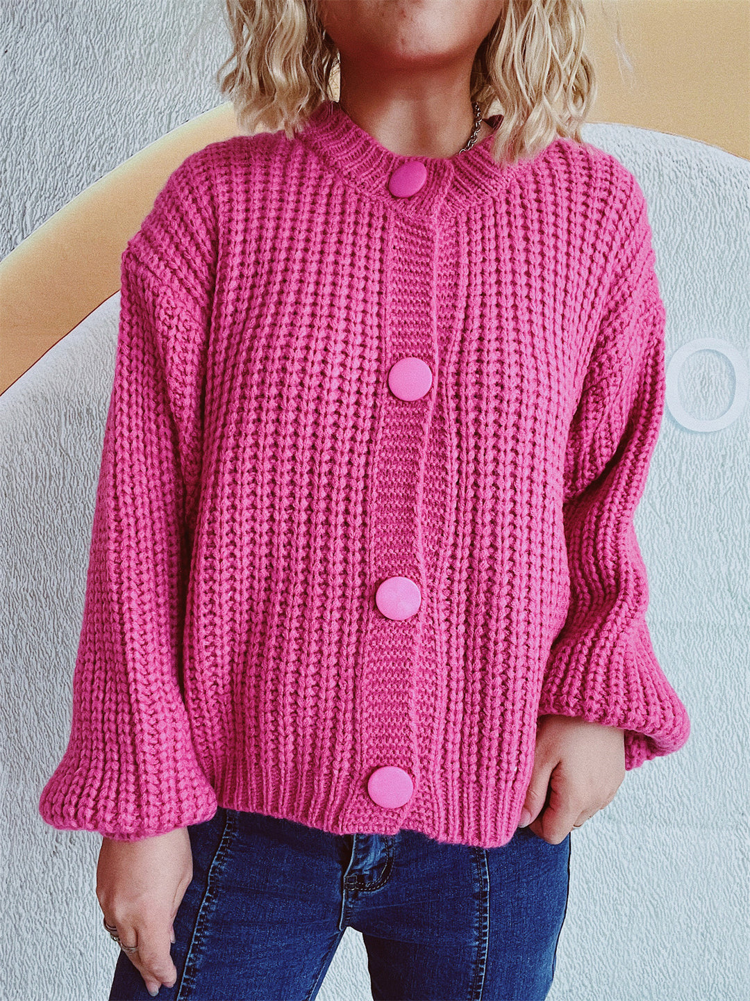 Damen Grobstrickjacke mit ballonförmigen Ärmeln und dekorativen Knöpfen R&B