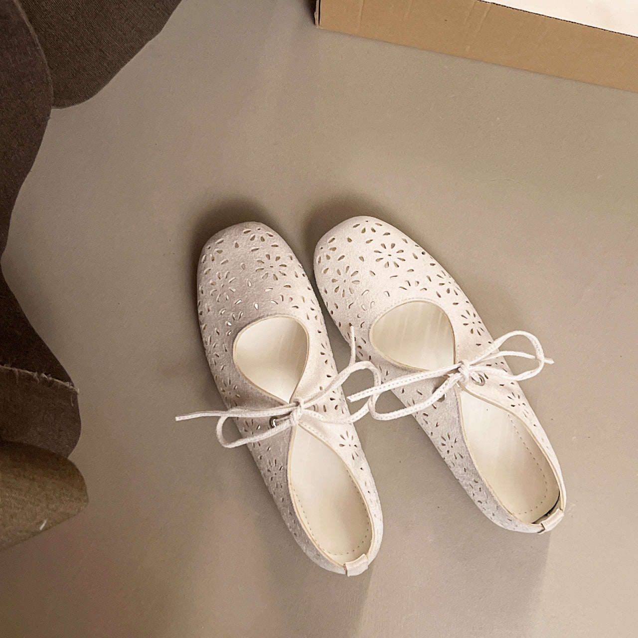 Damen Ballerinas mit luftigem Lochmuster und bequemem Schnürdesign R&B