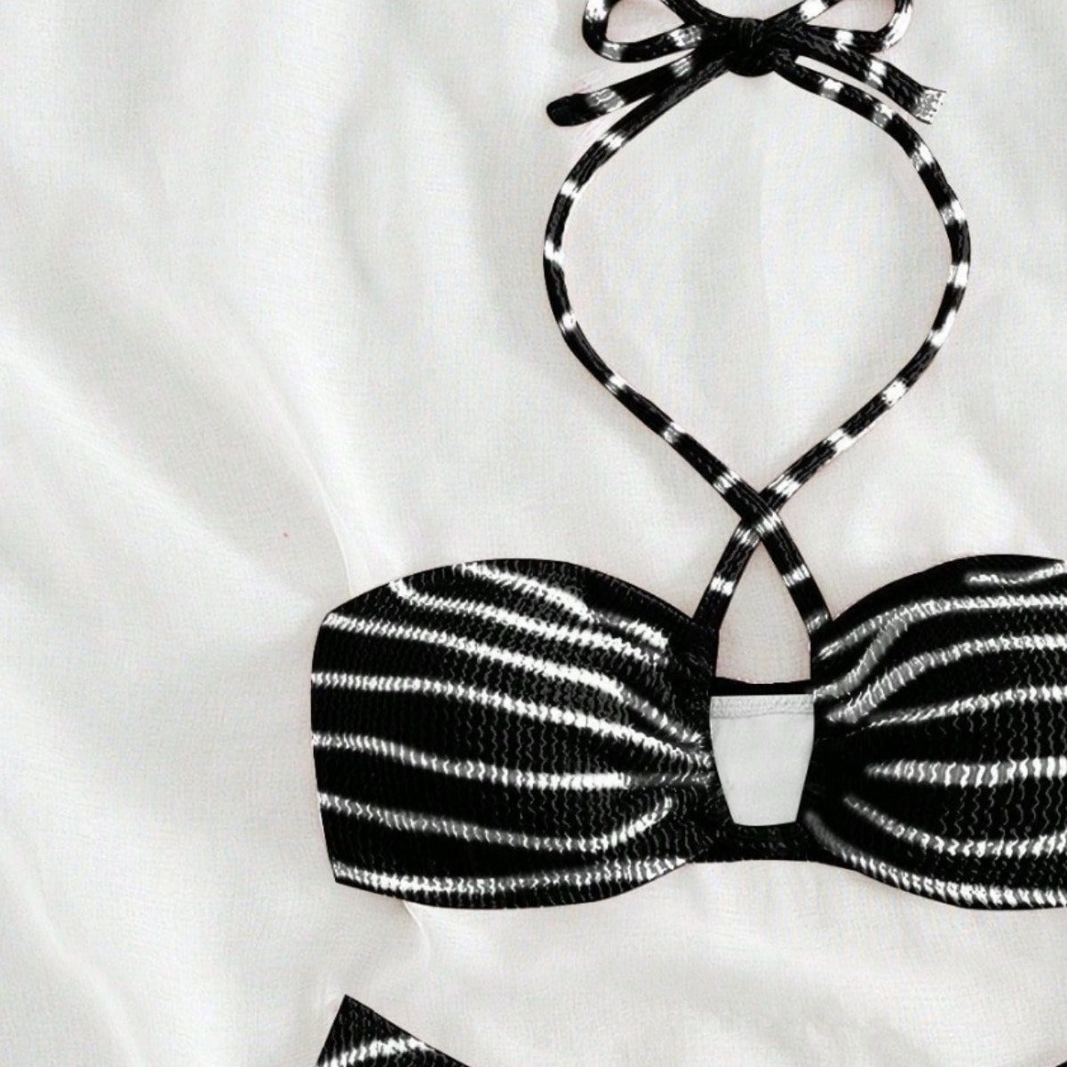 Damen Bandeau-Bikini mit verspieltem Schnitt und trendigen Bindändern