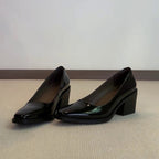 Damen elegante Blockabsatz-Pumps mit hochglänzender Lederoberfläche und komfortabler Fußbettstruktur R&B