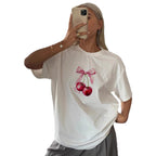 Damen T-Shirt mit fruchtigem Kirschmotiv und verspieltem Schleifendetail R&B