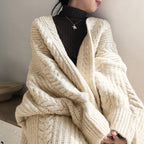 Damen Strickponcho mit tiefem V-Ausschnitt und trendigem Zopfmuster R&B