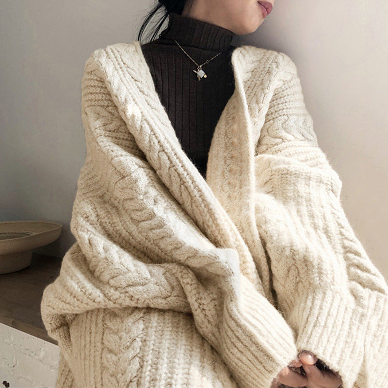 Damen Strickponcho mit tiefem V-Ausschnitt und trendigem Zopfmuster R&B