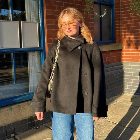 Damen cozy Wolljacke mit hohem Kragen und Knopfdetails R&B