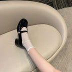 Damen Mary Jane Pumps mit glänzender Oberfläche und dekorativem Riemen