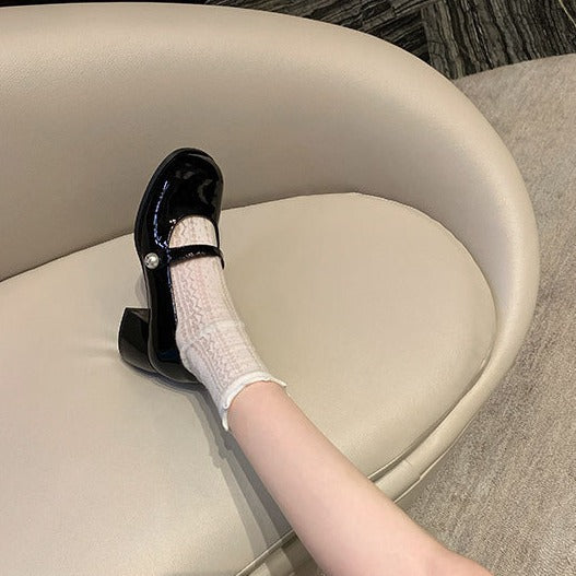 Damen Mary Jane Pumps mit glänzender Oberfläche und dekorativem Riemen