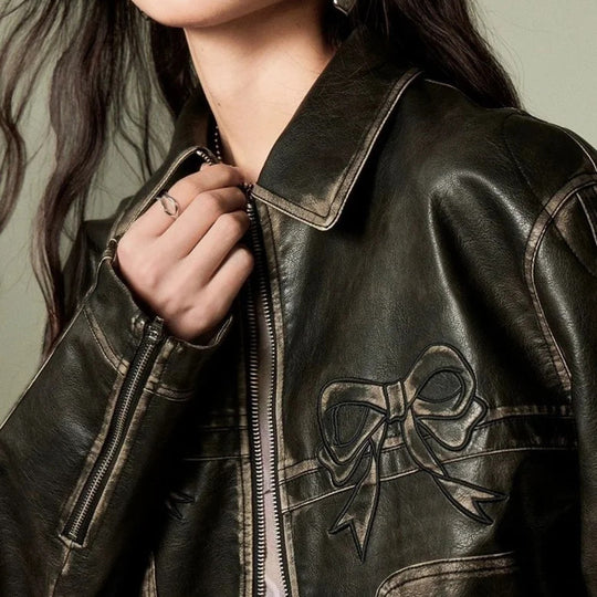 Damen Modische Kunstlederjacke mit dekorativen Schleifen und sportlichen Streifen R&B