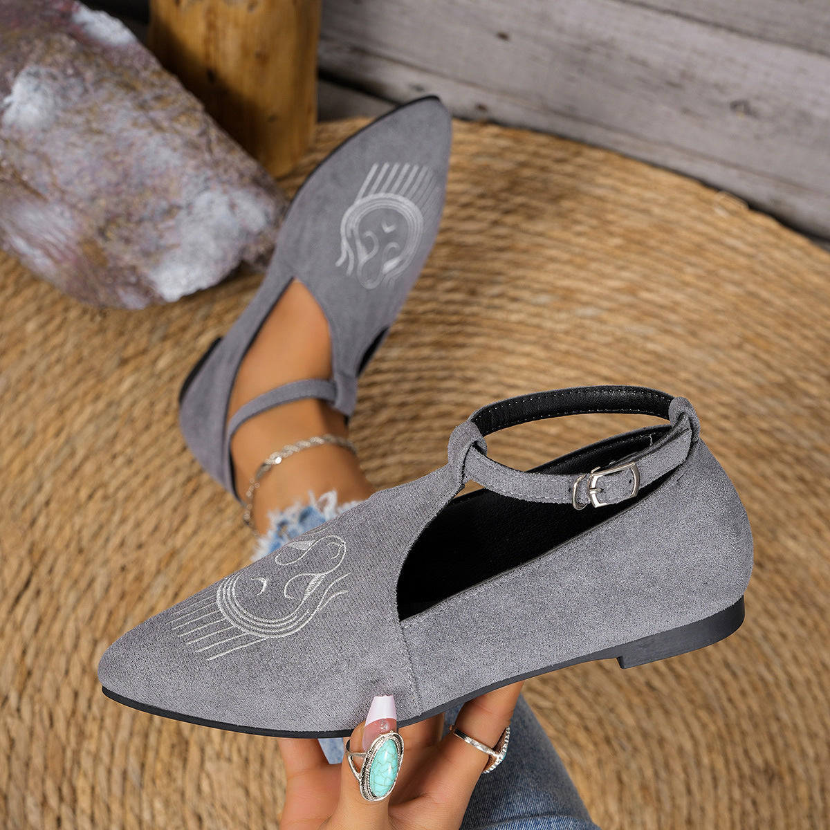 Damen Flache Slingback-Pantoletten mit eleganter Schnallen-Applikation und kunstvollen Stickereien