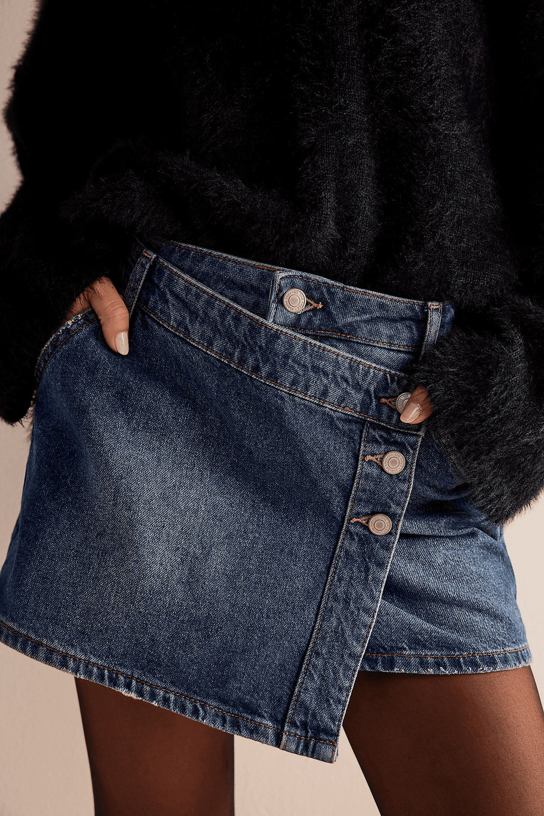 Damen modischer A-Linien-Denimrock mit asymmetrischem Knopfdesign und praktischen Taschen R&B