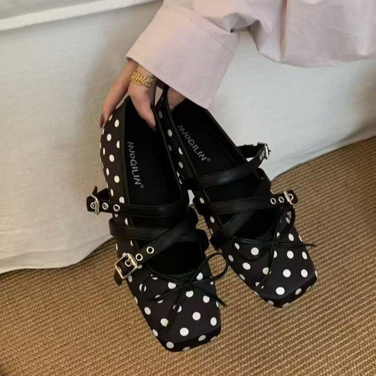 Damen Ballerina-Pumps mit modischem Riemchen und kontrastierendem Punkten-Design R&B