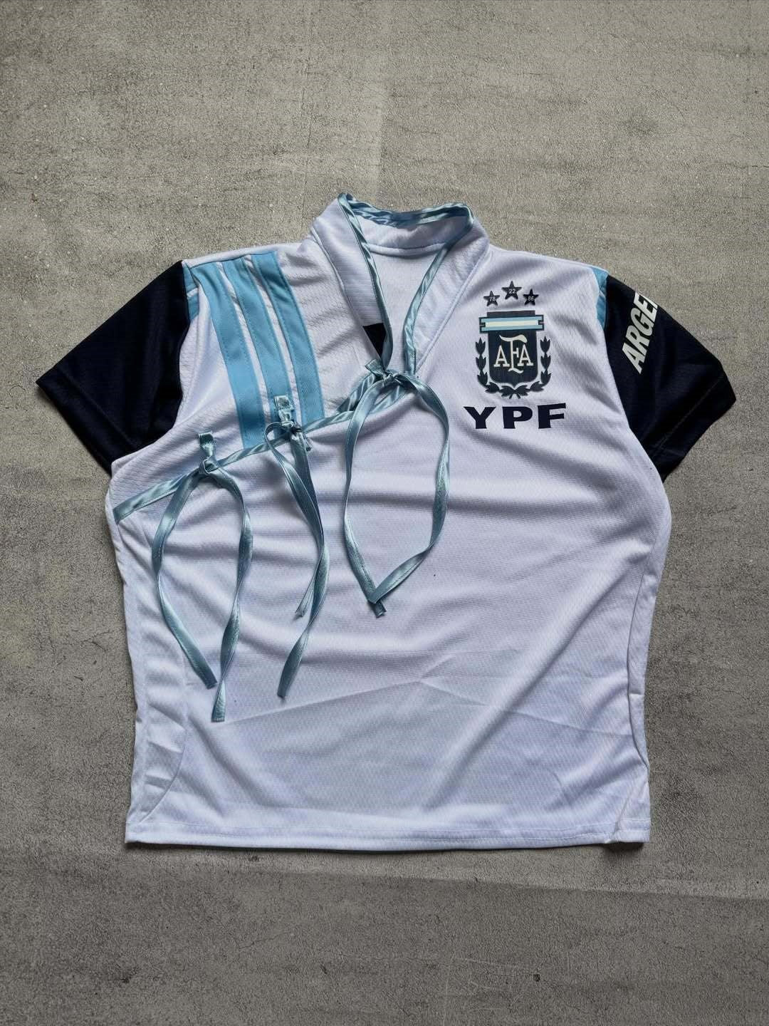 Damen Sport-Trikot mit figurbetontem Schnitt und innovativen Krawatten R&B
