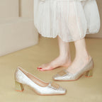 Damen elegante spitze Pumps mit funkelndem Schmuckdetail