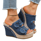 Damen Wedge-Pantoletten mit auffälligen Schnallen und fransigem Denim R&B