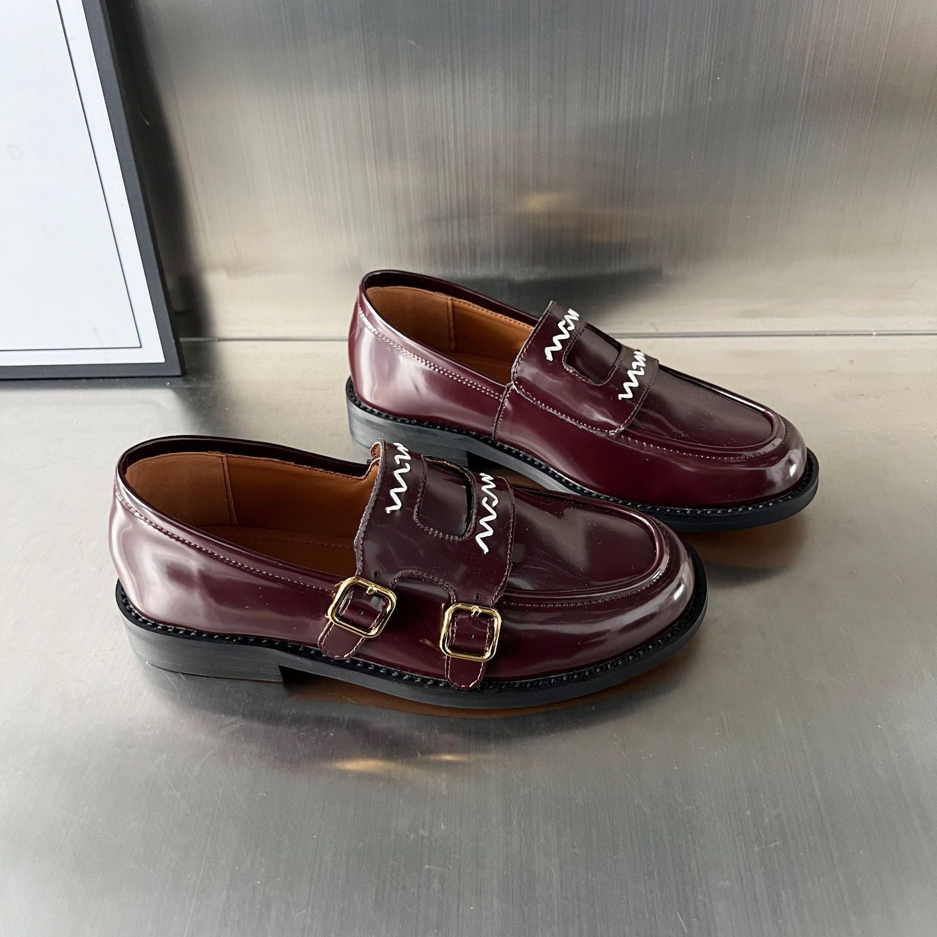 Damen Elegante Mokassins mit dekorativen Schnallen und hochwertigem Glanzleder R&B