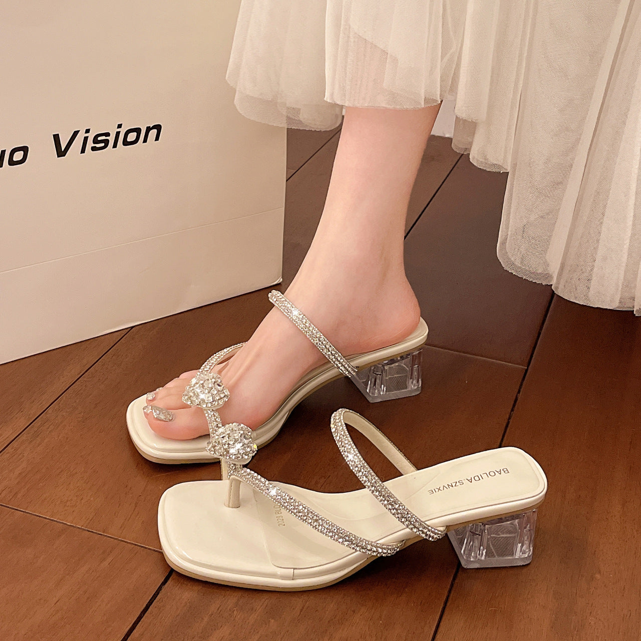 Damen Glitzernde High-Heels mit kunstvollen Verzierungen und transparentem Blockabsatz EB