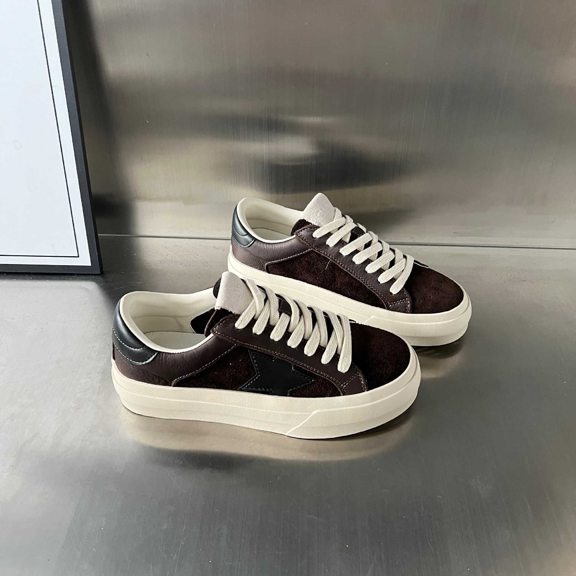 Damen Sportliche Sneaker aus veganem Wildleder mit atmungsaktiver Polsterung R&B