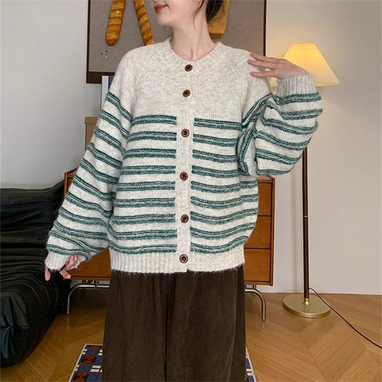 Damen Grobstrickjacke mit modernen Streifen und Knopfdetails R&B
