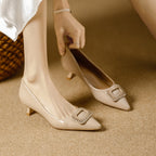Damen elegante spitze Pumps mit modischem Schmuckdetail