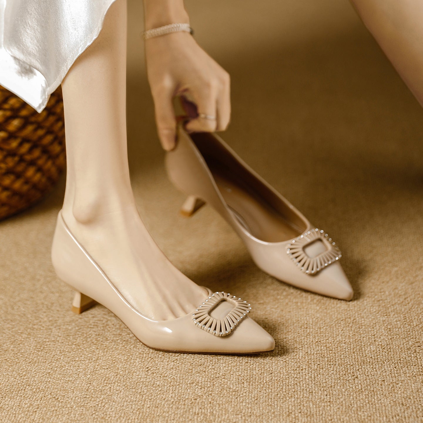 Damen elegante spitze Pumps mit modischem Schmuckdetail