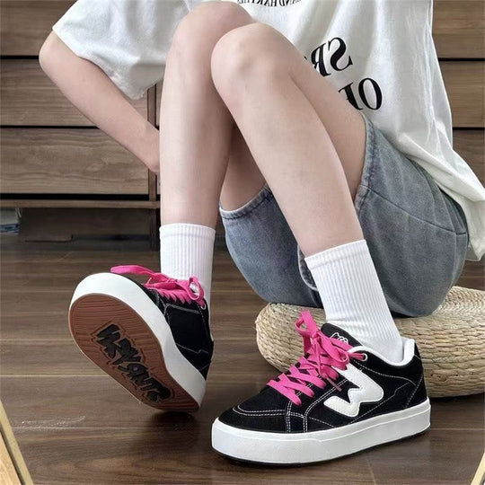 Damen Sportliche Sneaker mit kontrastierenden Schnürsenkeln und robustem Gummiprofil R&B